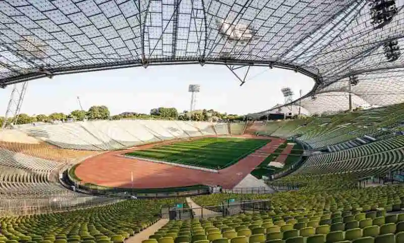 Sân Olympiastadion bao gồm các mái vòm màng căng độc đáo